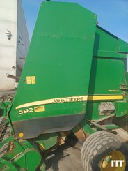 Presse à balles rondes John Deere 592 - 2
