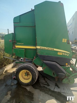 Presse à balles rondes John Deere 592 - 1