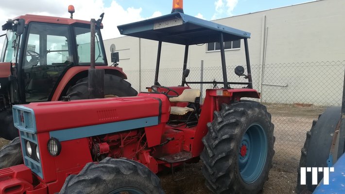 Tracteur agricole Case IH 585 - 1